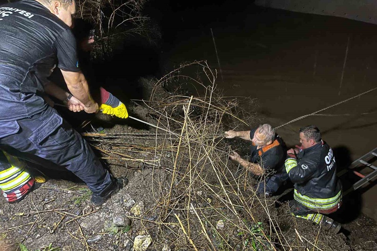 Heavy rain in Ordu increased the river's flow! Firefighters rescued the stranded 62-year-old concrete mixer truck driver.