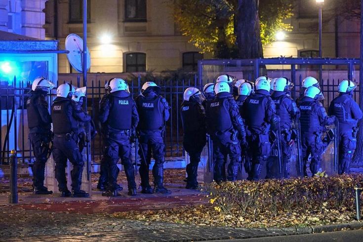 Polonya karıştı! Cumhurbaşkanının ülkede olmadığı sırada polis, Anayasa Mahkemesi'ni bastı