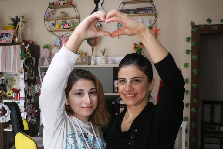 Doktorlar 'sabaha çıkmaz' demişti! Lösemiyi resimle yenen Tuğba, 14 yıl sonra İsmail YK'ya sarıldı