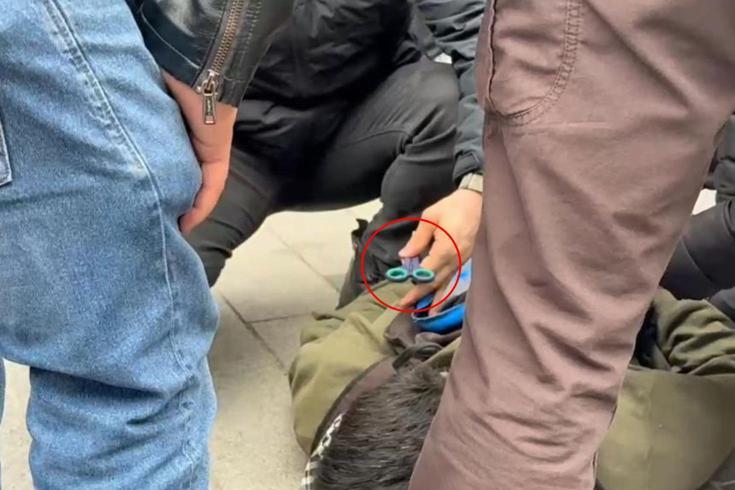 Çantasından makas çıkan göstericinin cevabı polisi bile şaşırttı: Burun kıllarımı alıyorum