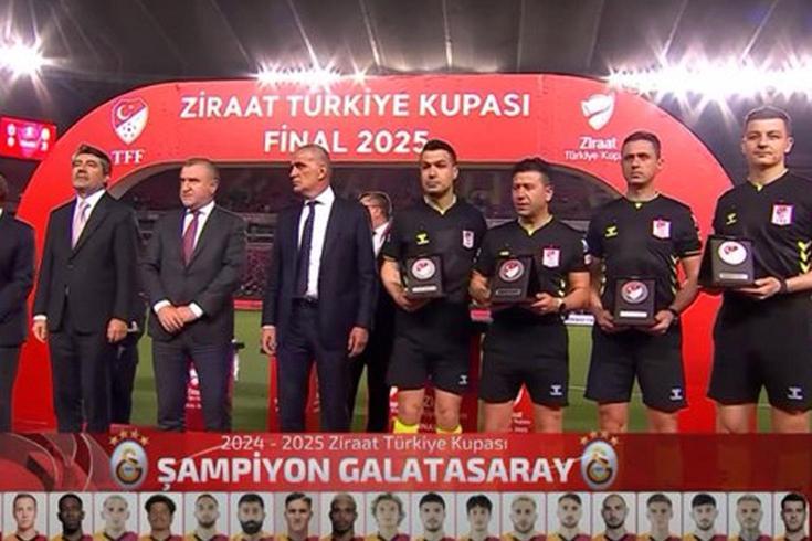 Galatasaray taraftarından İbrahim Hacıosmanoğlu'na tepki! Elini sıkmadı