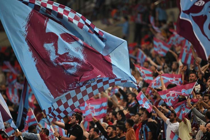 Üçüncü golün ardından tribünlerde tepki: Yönetim istifa