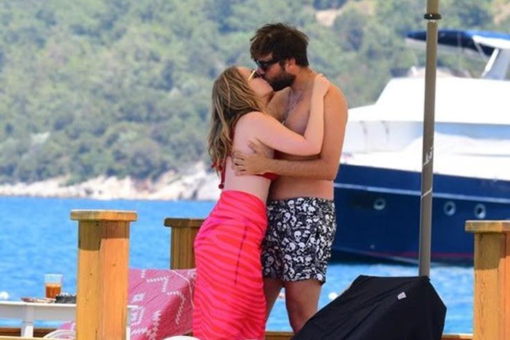 Plajda aşk rüzgarı! Hayal Köseoğlu sevgilisiyle romantik anlar yaşadı