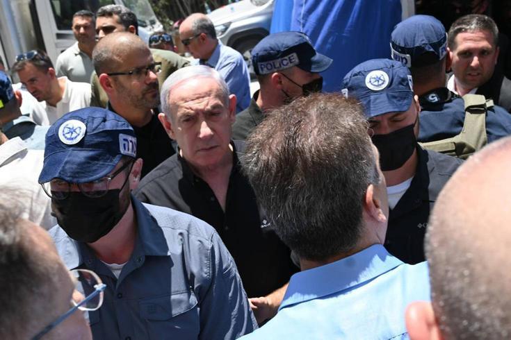 Netanyahu, İran'ın enkaza çevirdiği Bat Yam kentinde görüntülendi