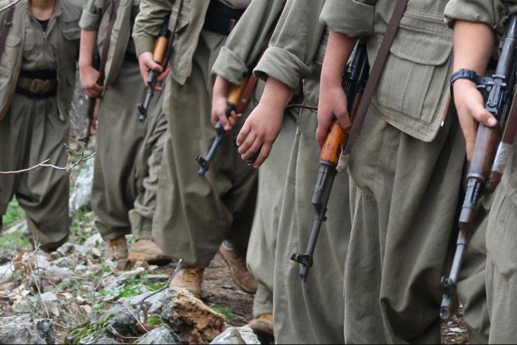 PKK'lı teröristler silahlarını içinde ateş yanan kazana atacak