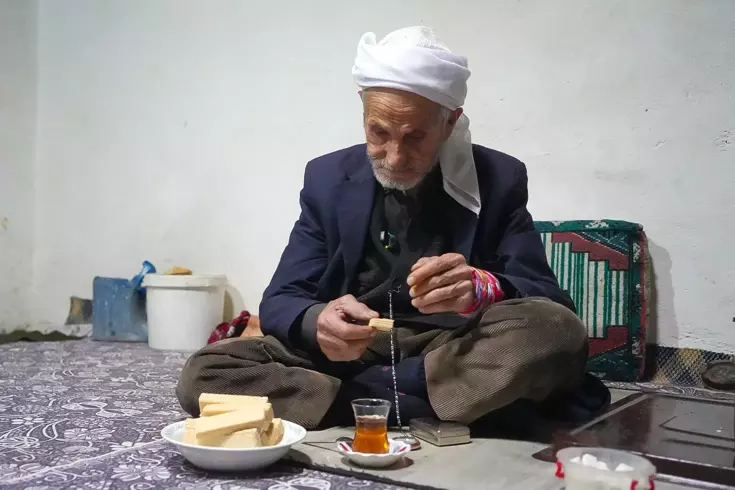86 yaşındaki Rüstem dede 50 yıldır sadece çay içip ve gofret yiyor