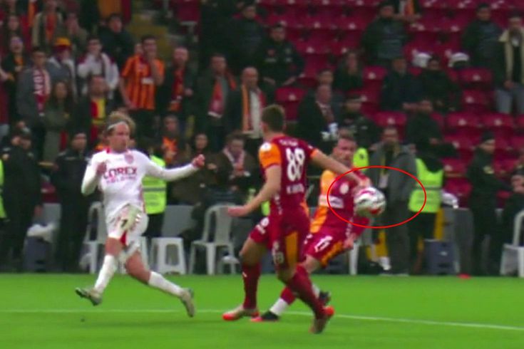 Penaltı mı değil mi? Ünlü yorumcular Türkiye'nin konuştuğu pozisyona son noktayı koydu