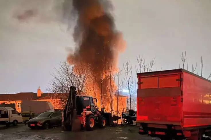 Gaziosmanpaşa'da otoparkta yangın: 14 araç zarar gördü