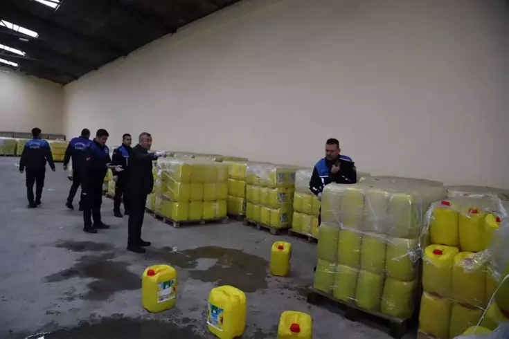 Ayçiçek yağlarına su karıştırmışlar! Tam 3 bin 650 bidon ele geçirildi