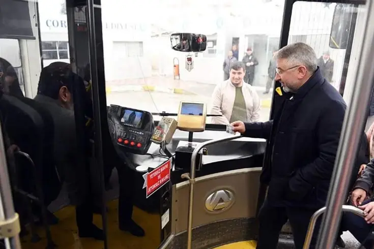 Otobüse binip poz veren belediye başkanının yeni makam aracı kenti karıştırdı