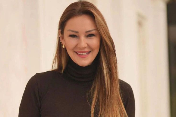 Derin göğüs dekolteli kıyafetiyle bakışları üzerine topladı! Tüm düğmeler açık