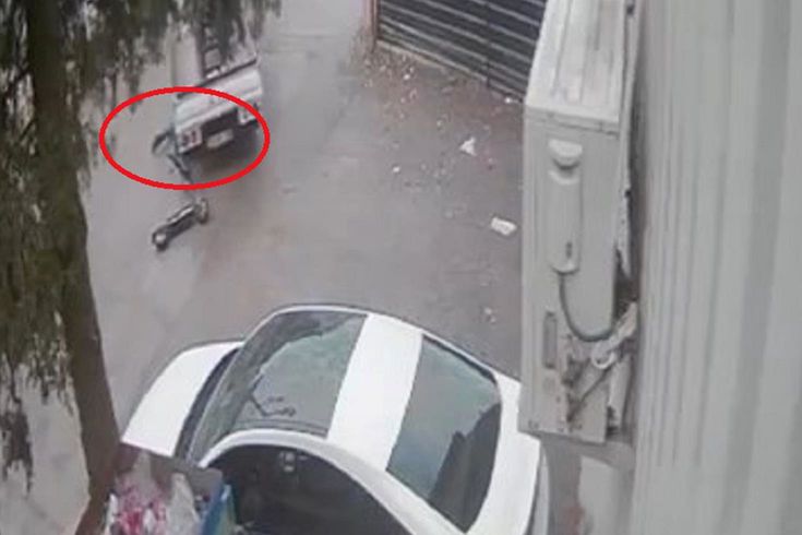 Kamyonetin altında kalan skuter sürücüsü öldü