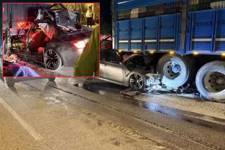 Lüks otomobil kamyona ok gibi saplandı! Bilanço ağır