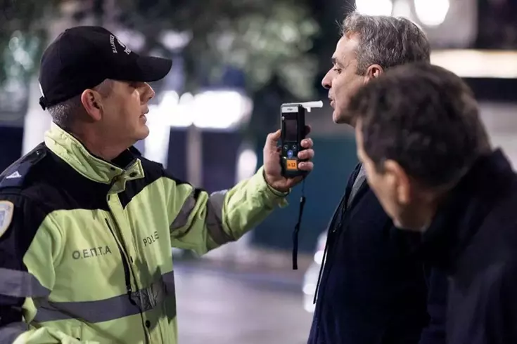 Yunanistan'da olay görüntü! Başbakanı durdurup alkolmetre üflettiler