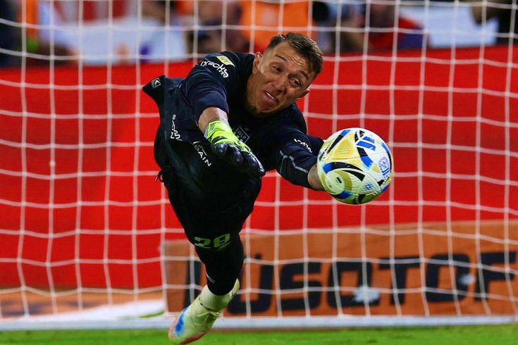 İki penaltı kurtaran Muslera Estudiantes'i şampiyon yaptı