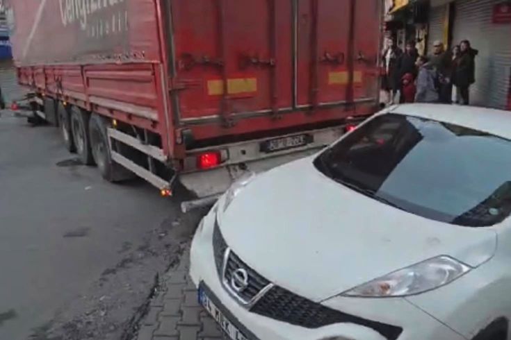 Kağıthane'de manevra yapan tır 3 otomobile çarpıp caddeyi birbirine kattı
