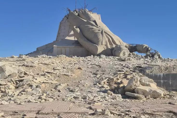 Görüntü Türkiye'nin yanı başından! 1 yıldır böyle yıkık halde duruyor