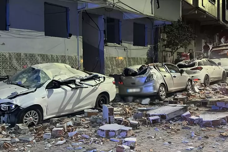 4 katlı binanın çatısından kopan parçalar park halindeki araçların üzerine düştü