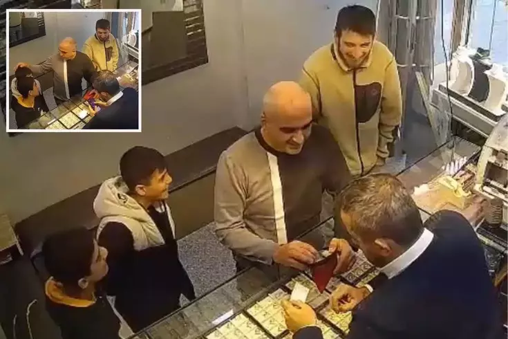 Bağcılar'da örnek davranış: Yerde buldukları 1,3 milyon liralık altını sahibine teslim ettiler