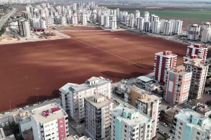 Herkes sattı, o direndi! Betonun ortasında bakın ne yapıyor