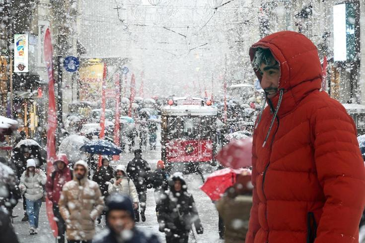 İstanbul'da kar yeniden başlayacak! Peş peşe uyarı geldi, saati de belli
