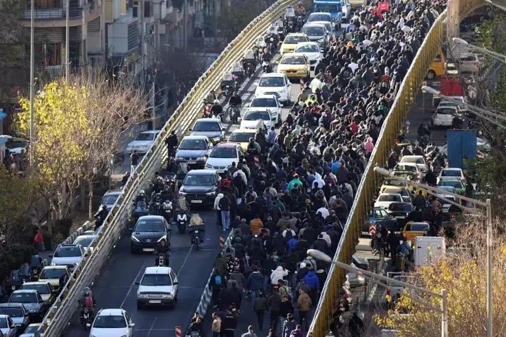 İran'da protestolar başladı! Kaymakamlık binasını bastılar