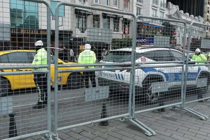 Taksim'de yılbaşı hazırlıkları! Demir bariyerler getirildi, yollar kapatıldı