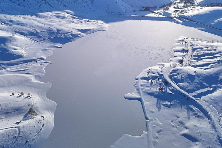 Sivas'ta Yıldız Göleti'nin yüzeyi buz tuttu