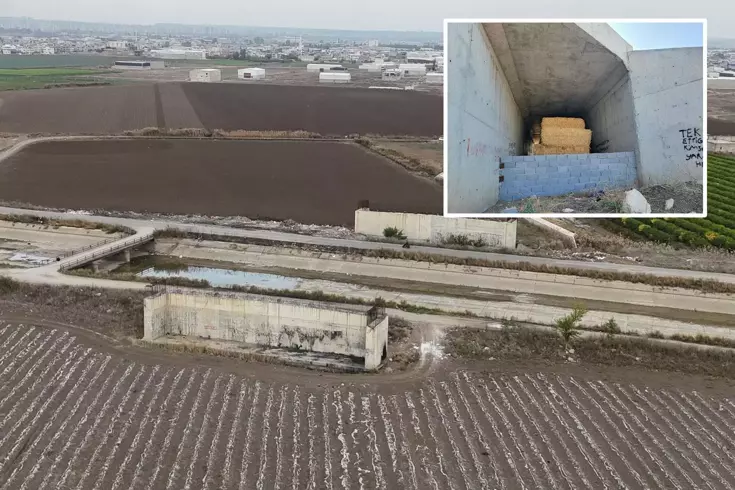 7 yıldır bitmeyen yolun köprü ayakları samanlığa döndü