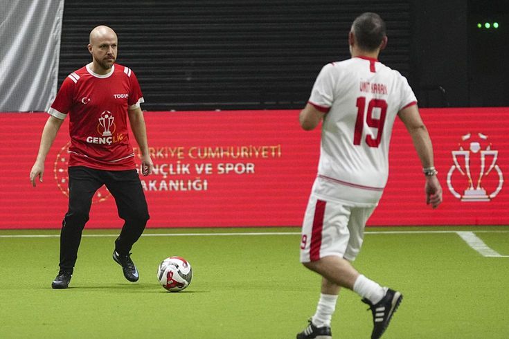 Bilal Erdoğan, eski milli futbolculara takıldı: Bizim takım...