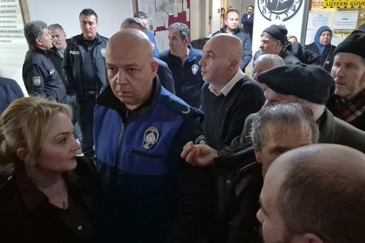 Mahalleli içeri alınmadı, Eskişehir Büyükşehir Belediyesi Meclisi karıştı