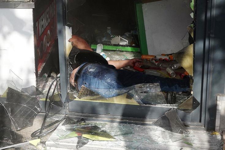 Ortağına sinirlendi, elinde satırla kendini kilitlediği dükkanı ateşe verdi