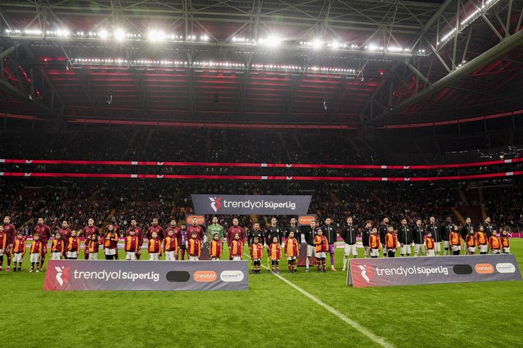 Galatasaraylı taraftarlardan yönetime tepki