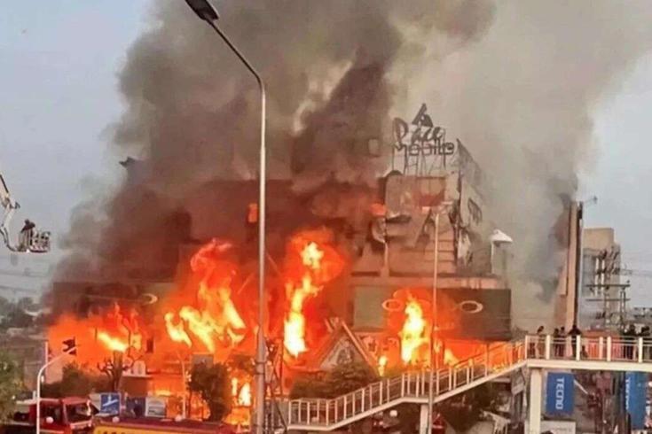 Pakistan'da bir alışveriş merkezinde çıkan yangında 6 kişi hayatını kaybetti