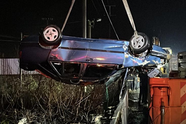 Baba ve oğlu çaya düşen otomobilde hayatını kaybetti