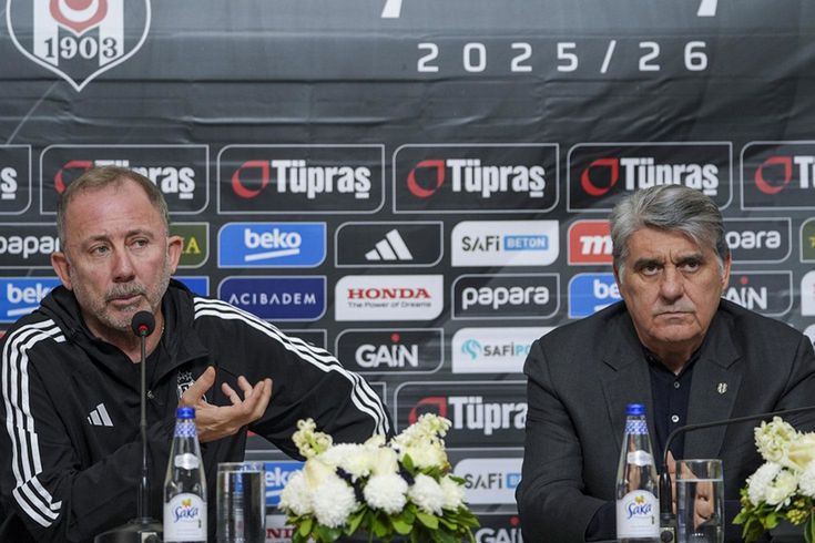 Beşiktaşlı taraftarlardan 'Yönetim İstifa' tezahüratları