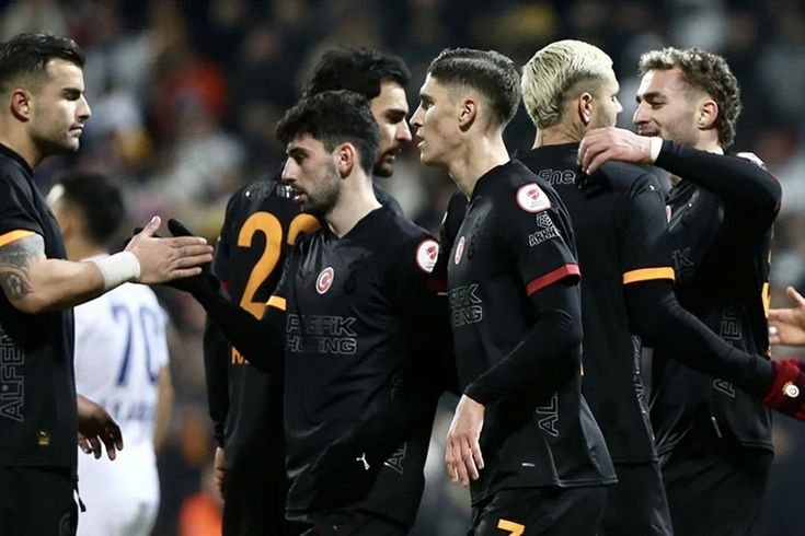 Galatasaray'da istenmeyen adam ilan edilen futbolcuya bir şok daha