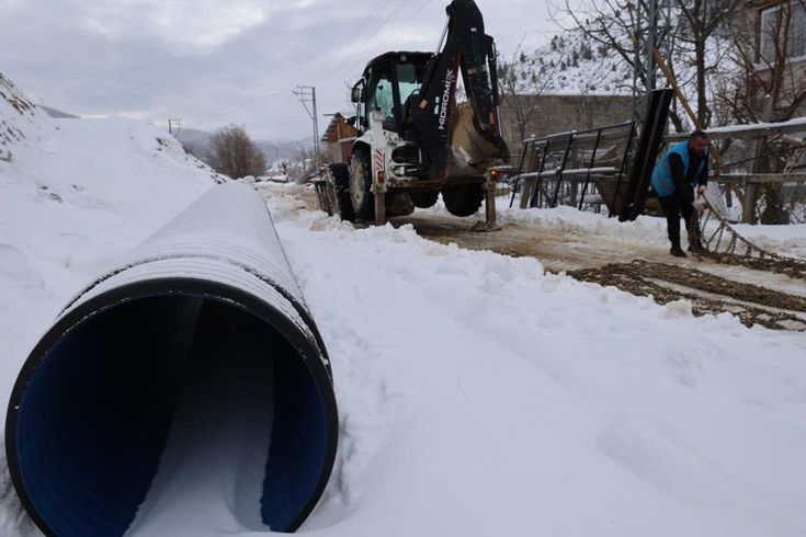 Yazın 50 dereceyi gören ilçede 1 metre kar var