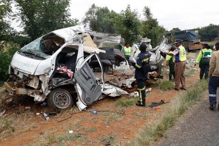 Okul servisi kamyonla kafa kafaya çarpıştı! 14 öğrenci hayatını kaybetti