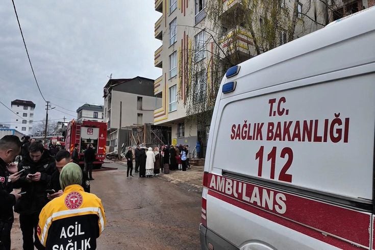 Sultanbeyli'de yangın paniği: 12 kişi dumandan etkilendi