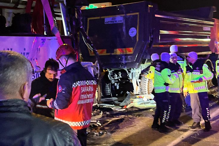 Sakarya'da 1'i yolcu otübüsü 4 aracın karıştığı zincirleme kaza: 1 ölü, 27 yaralı