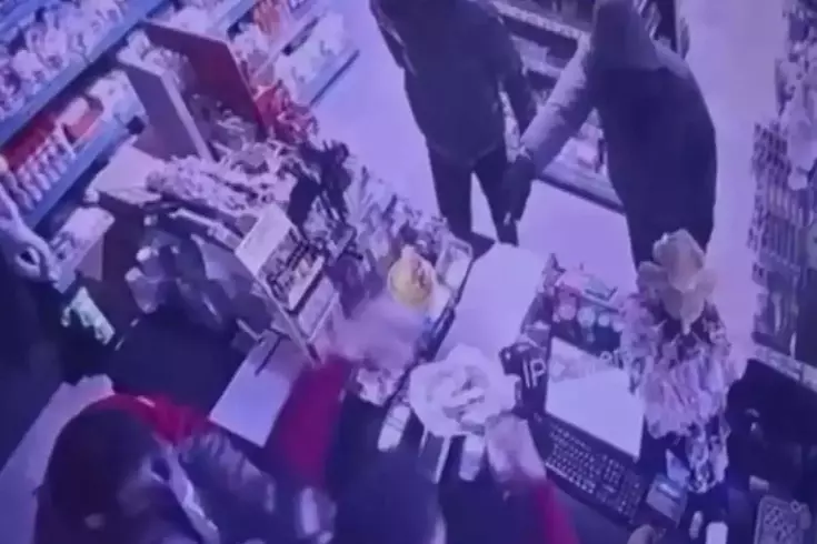 Akaryakıt istasyonundan gasbettikleri paraları başka bir akaryakıt istasyonunda harcamışlar