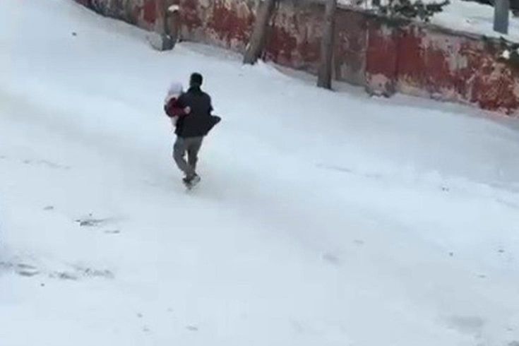 Kars'ta vefa dolu görüntü: Hasta annesini kucağında taşıdı
