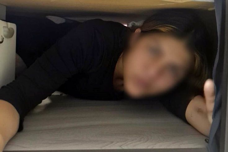 107 suç kaydı olan kadın hırsız, polis baskınında baza altında yakalandı