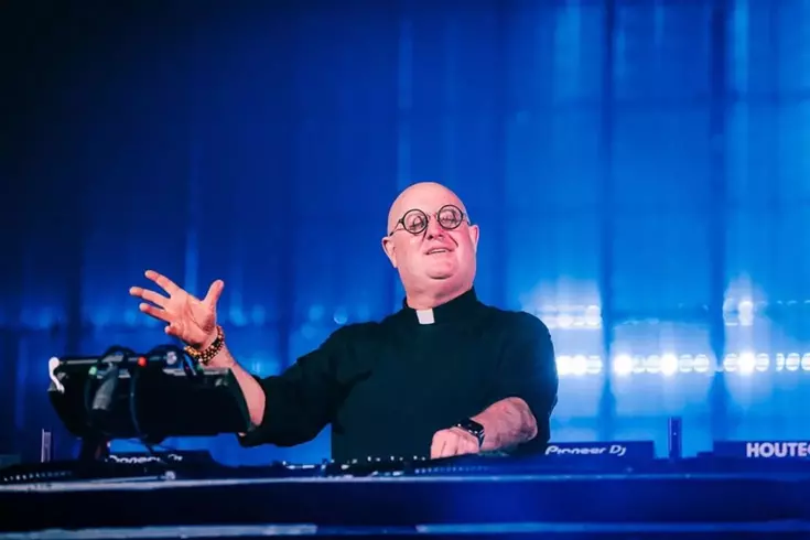 Portekizli rahipten DJ'liğe sıra dışı geçiş: Sosyal medyanın yeni ikonu