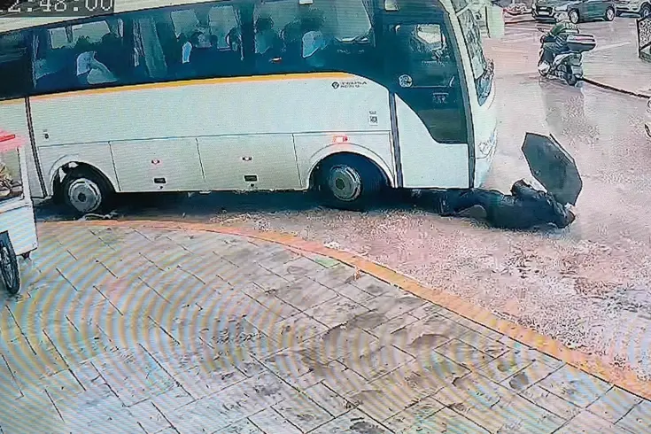 Servis minibüsünün çarpıp sürüklediği kadın yara almadan kurtuldu