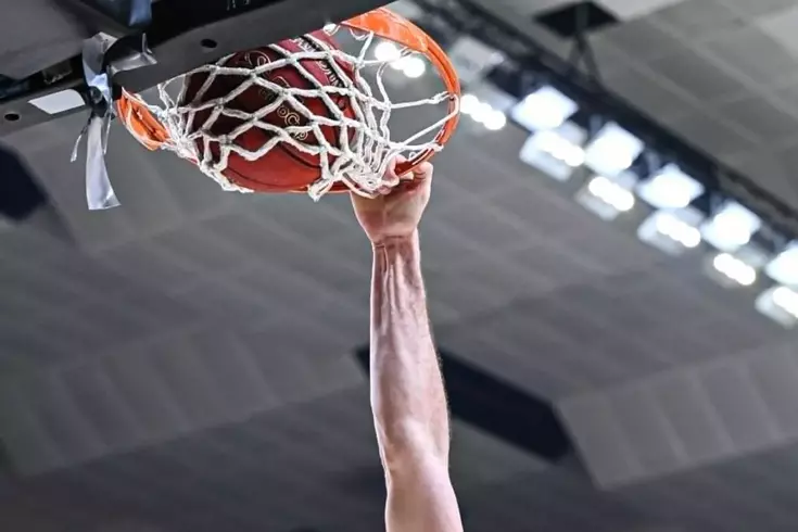 Smaç bastı, hırsıyla potayı kırdı! Kafasına tam 6 dikiş atılmasına rağmen maça çıkıp yıldızlaştı