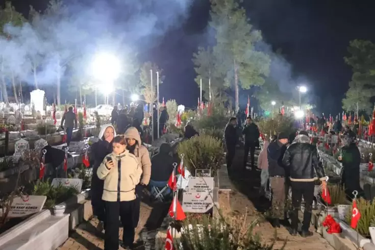 3 yıldır dinmeyen acı! Gece yarısı herkes mezarlığa koştu