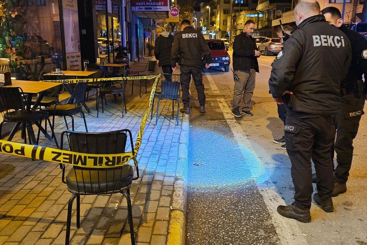 Birlikte kafede oturduğu arkadaşını silahla vurduktan sonra kayıplara karıştı