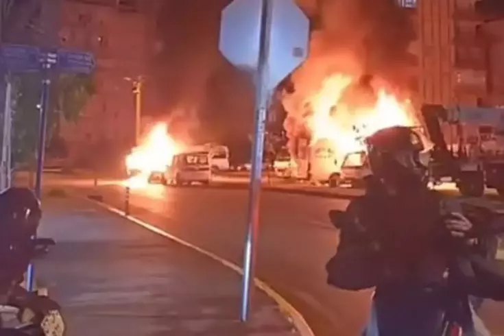 Tartıştığı kız arkadaşı ile annesinin araçlarını kundakladı